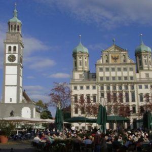 Das Augsburger Rathaus und der Perlachturm, die Wahrzeichen von Augsburg.