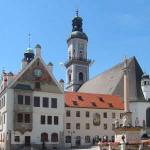 Der Freisinger Marienplatz mit Rathaus, Stadtpfarrkirche St. Georg und Mariensäu