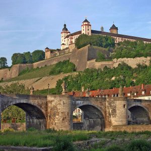 Festung Marienberg mit „alter Mainbrücke“ im Vordergrund