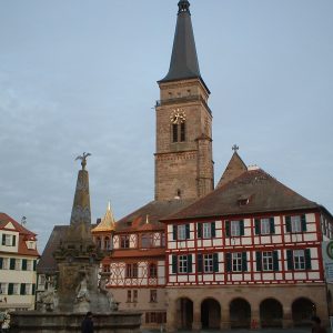 Schwabacher Rathaus (mit Golddach) und Stadtkirche am Marktplatz