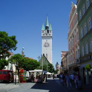 Stadtturm vom Theresienplatz aus gesehen